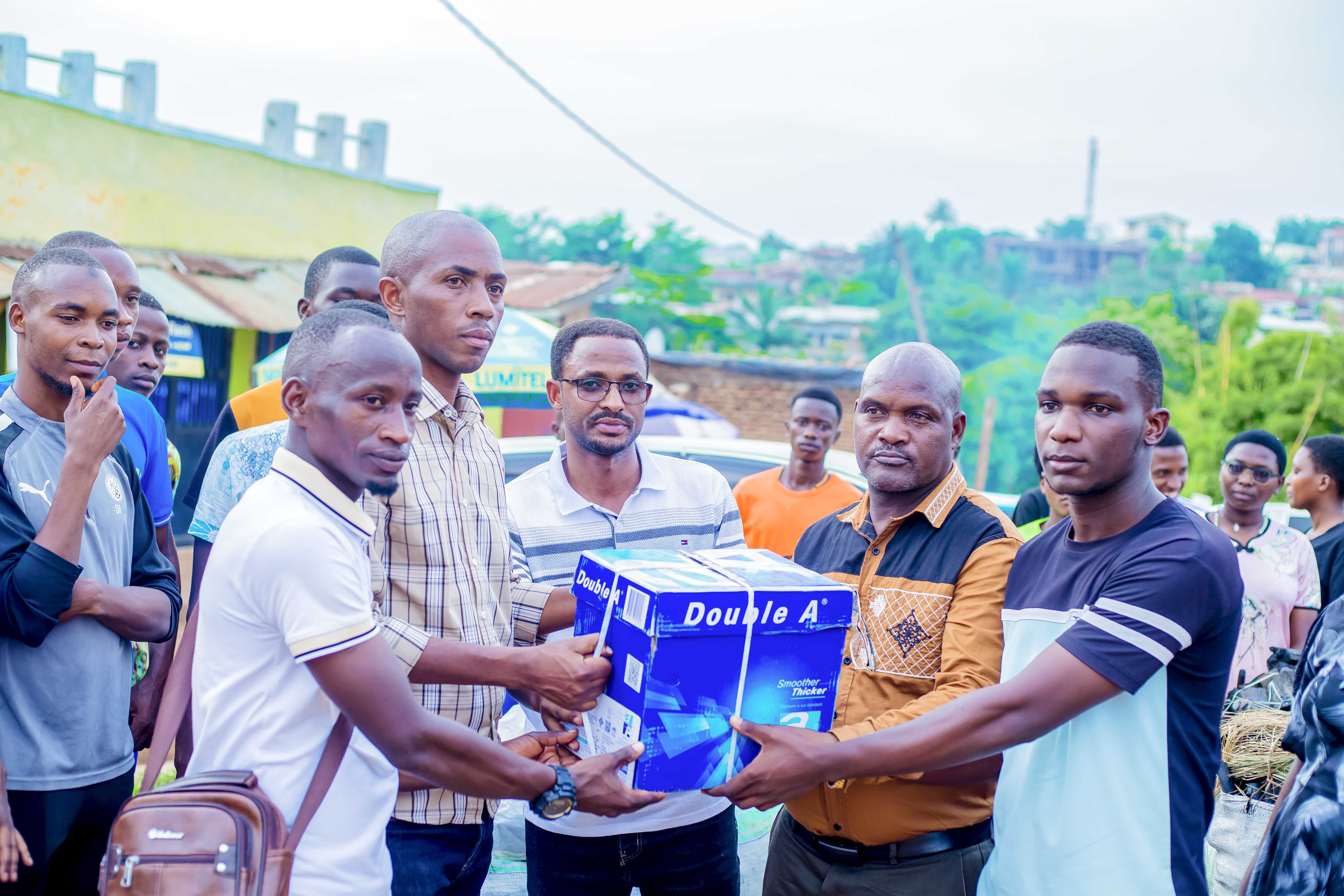 Musitanteri yagendeye  abanyeshure b'i Muyinga biga mu makaminuza ya Reta bakomoka mu miryango ifise amikoro make .