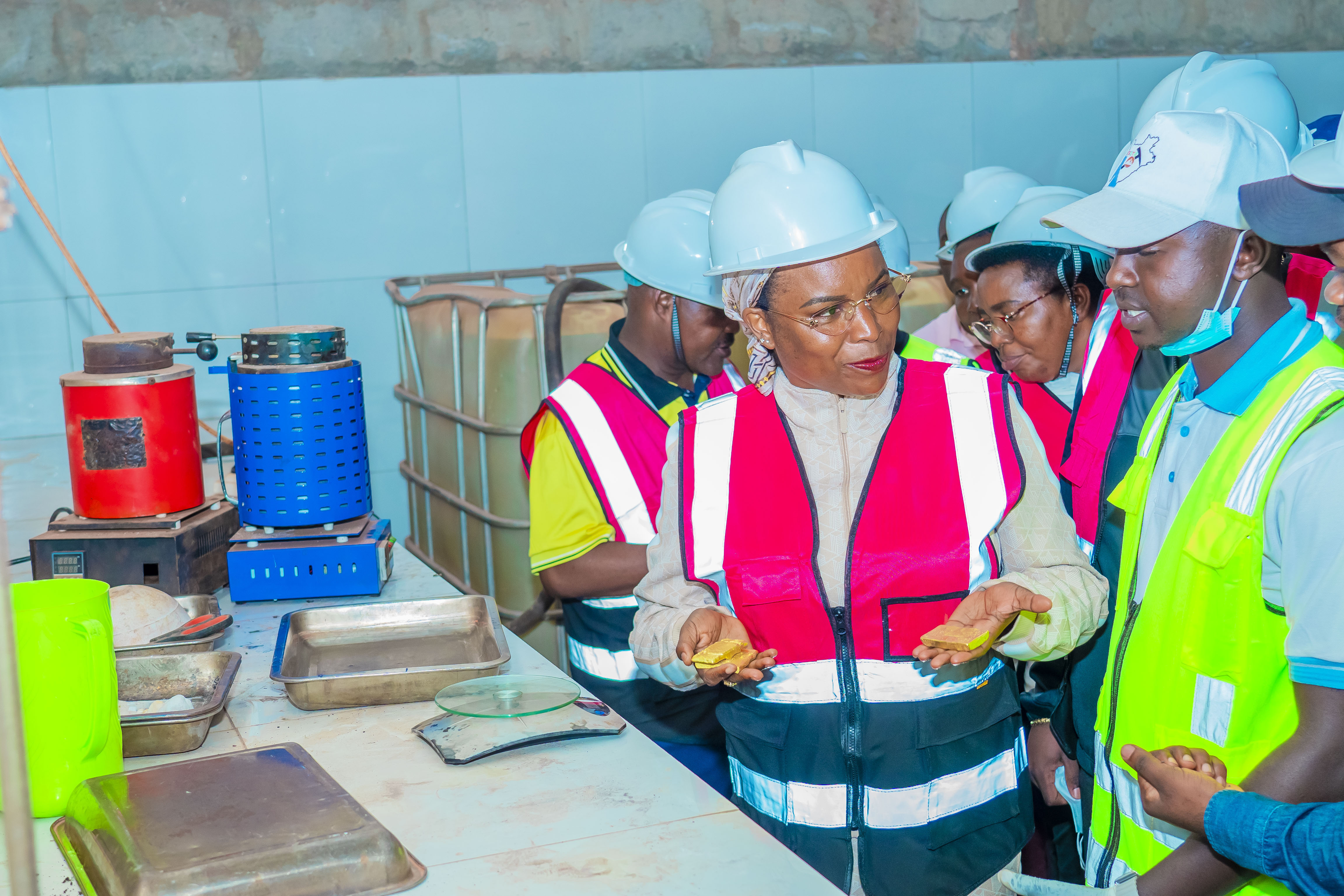 Muyinga: Visite de Son Excellence Angeline NDAYISHIMIYE sur le site d’exploitation et de traitement de l’or de la SOTB