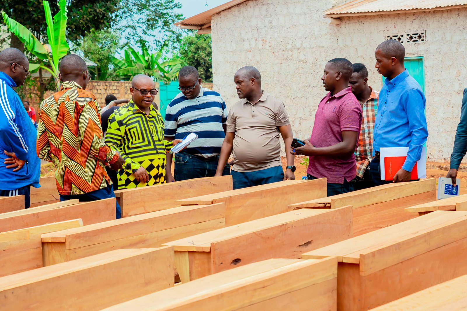 Une délégation du Bureau du Premier ministre s'est rendue dans la commune de Muyinga, en province de Buhumuza, afin d'évaluer l'état d'avancement des travaux des  bancs pupitres